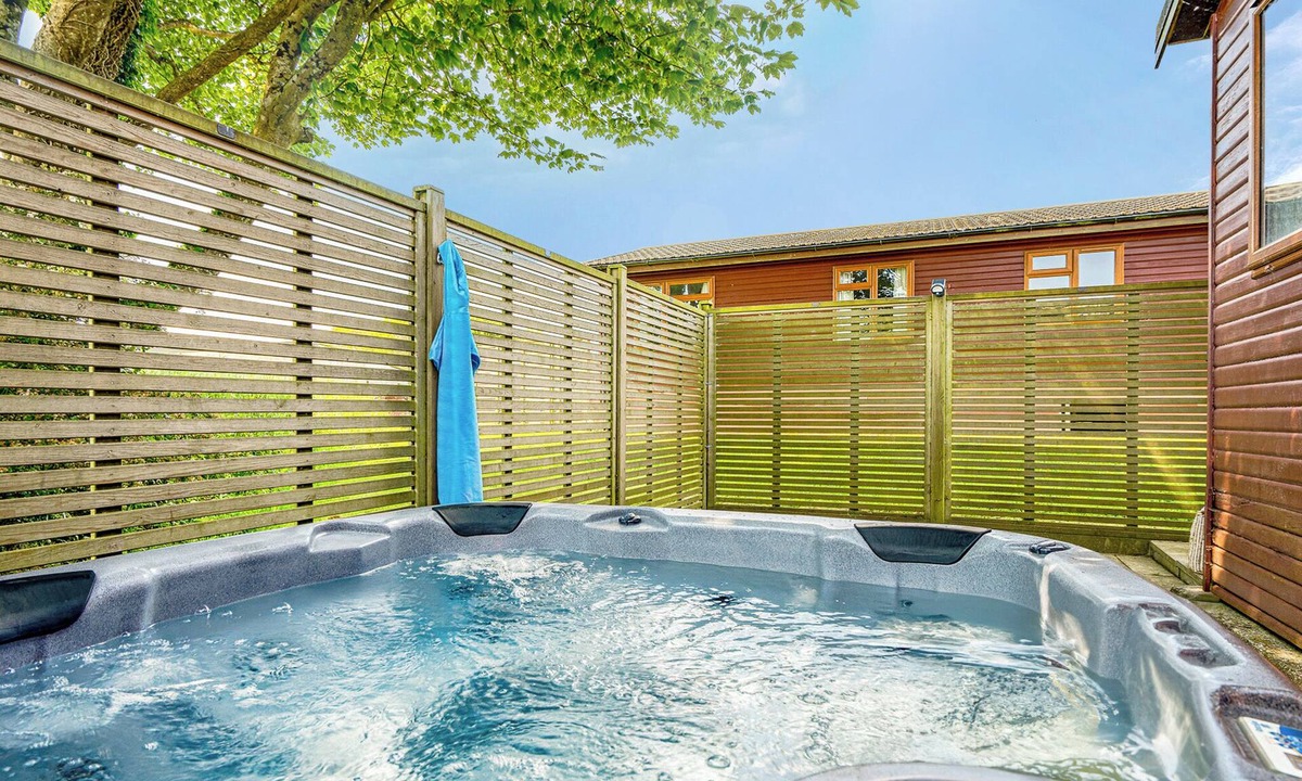 Hewas Water Ski Chalet | 1 bedroom accommodation in Nr St Austell