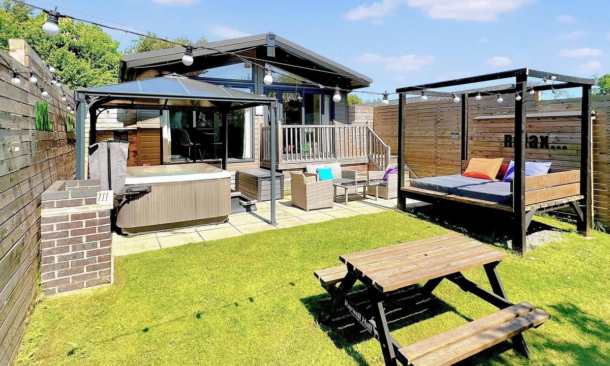 Raywell Ski Chalet | 1 bedroom accommodation in Raywell, Beverley