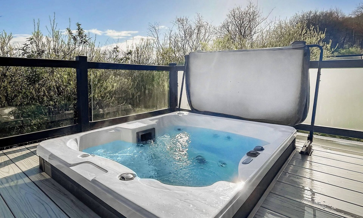 Cheddar Ski Chalet | 1 bedroom accommodation in Cheddar