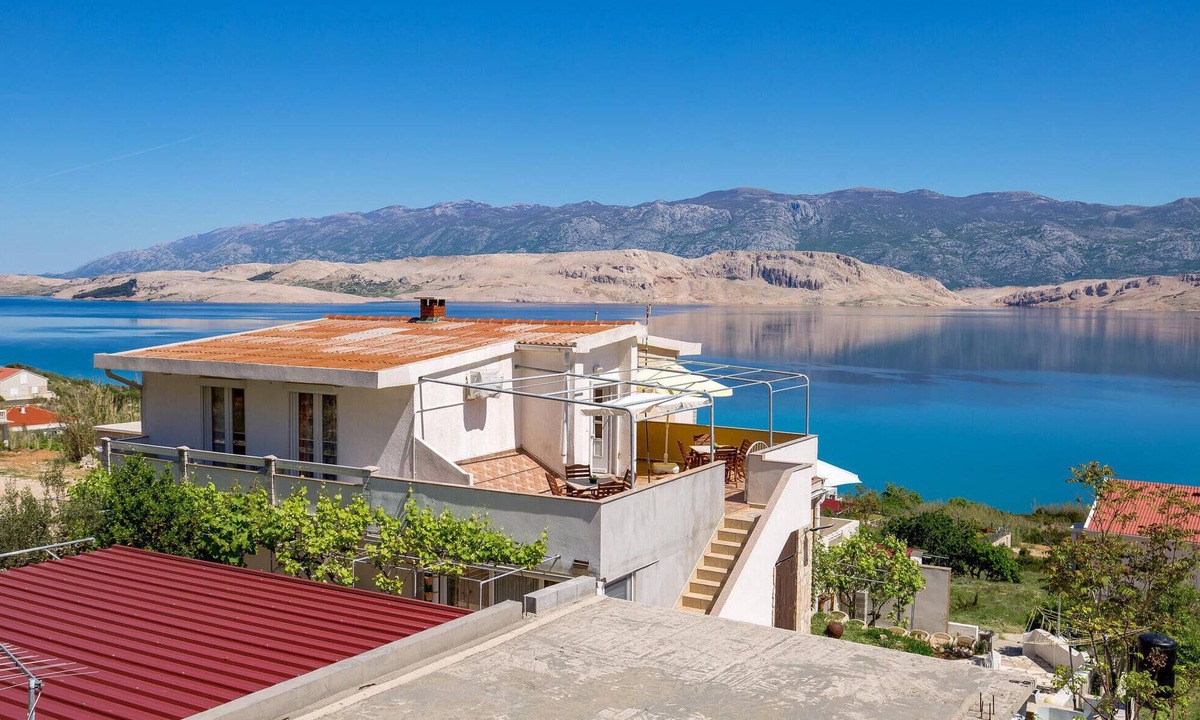Bosana Apartment | 1 bedroom beach front apartment in Bosana