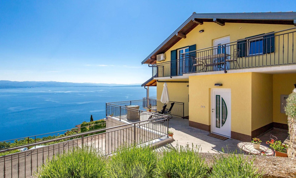 Tulisevica Apartment | 1 bedroom beach front apartment in Lovran