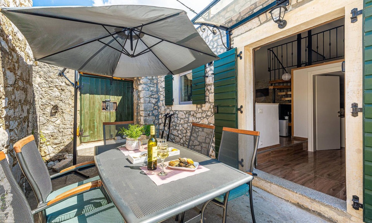 Zaton House | 1 bedroom beach front home in Zaton