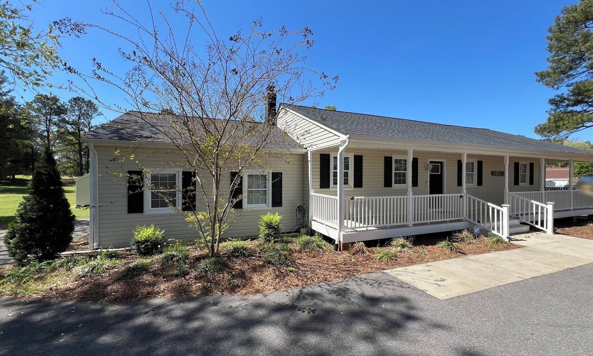 Chesterfield House | 1-Bedroom Guesthouse with a private entrance, Patio, & Parking