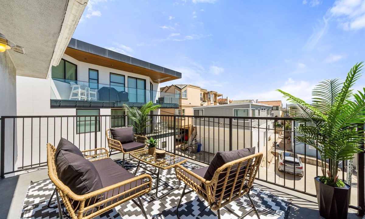 The Strand Apartment | 1-Bedroom in Downtown Manhattan Beach Steps to The Sand With Parking