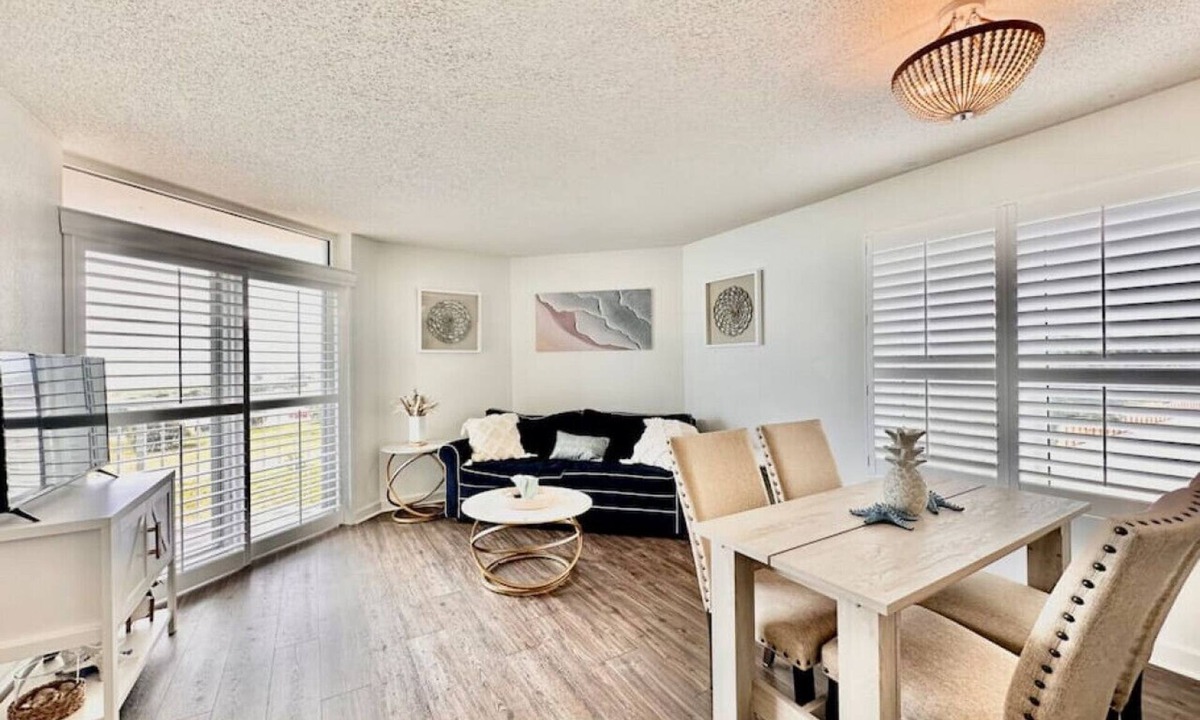 Crescent Beach Condo | 1 bedroom King bed North MB 441