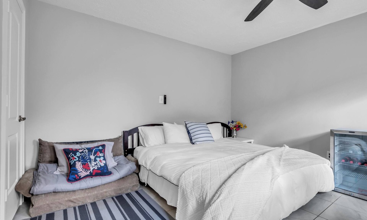 Addicks House | 1 Bedroom King Bed Bungalow-Kitchen-Living Rm-Patios-Garage-Park-Energy Corridor