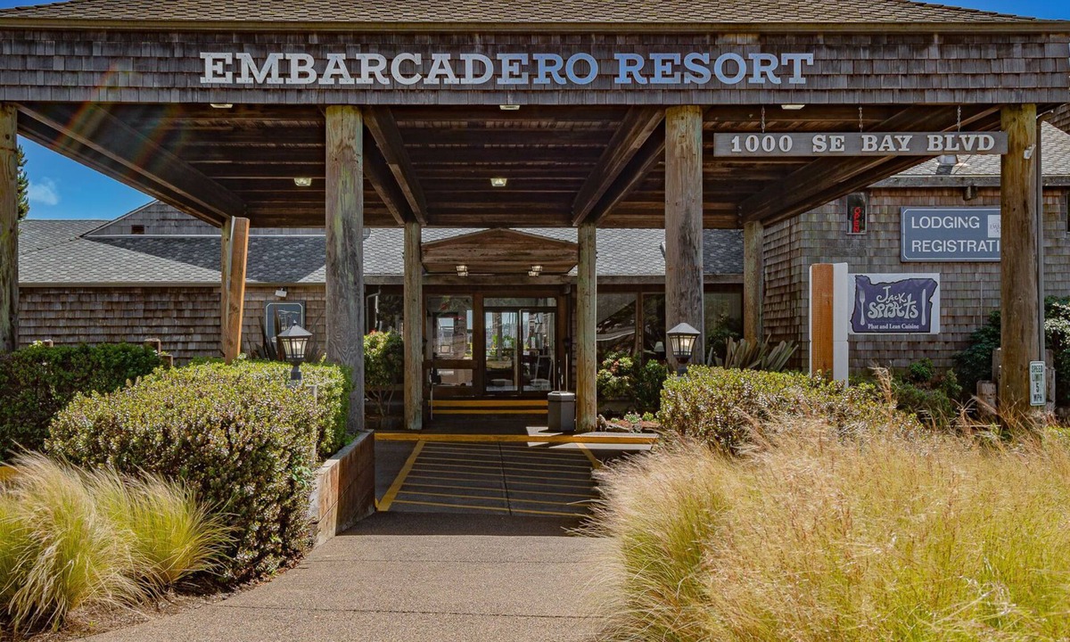 Newport Apartment | 1-Bedroom Queen Suite with Balcony & Pool Access