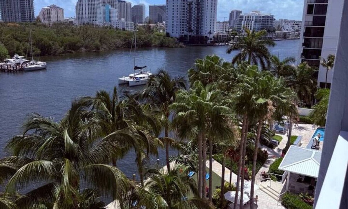 East Fort Lauderdale Apartment | 1-Bedroom Queen Suite with Sofa Bed & Kitchenette