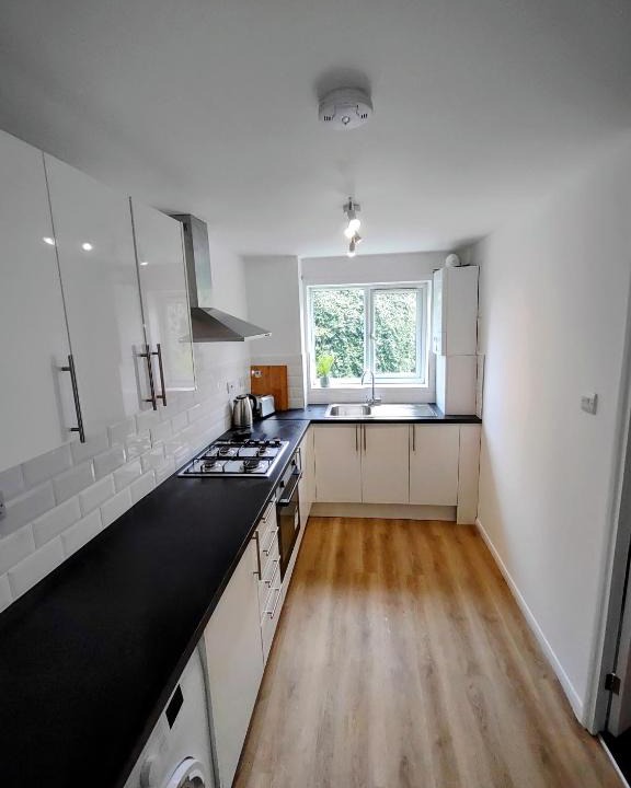 Coppetts Apartment | 1 bedroom refurbished flat with free parking