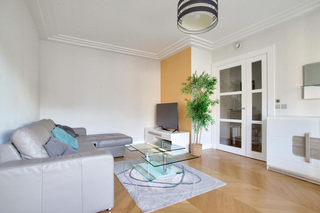 Saint-Thomas-d'Aquin Apartment | 1 Bedroom Saint Germain Sevres