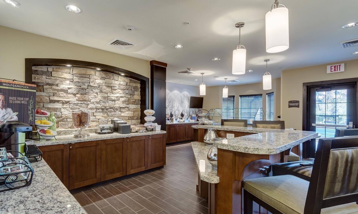 Maryland Heights Condo | 1 Bedroom Suite | Free Breakfast + BBQ Area | Near Edward Jones! Great for Business Travelers!