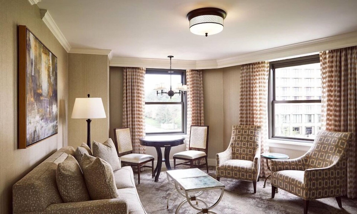 Country Club Plaza Area Hotel | 1-Bedroom Suite at a 4⭐️ Hotel
