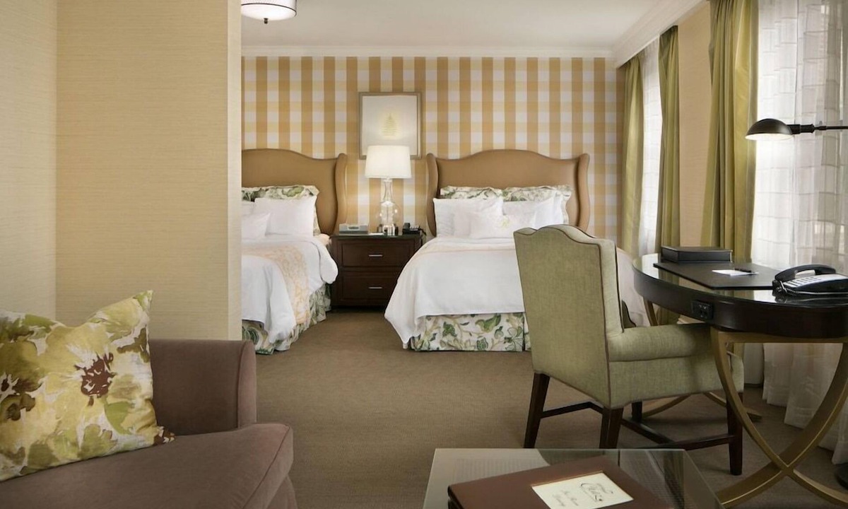 Country Club Plaza Area Hotel | 1-Bedroom Suite at a 4⭐️ Hotel