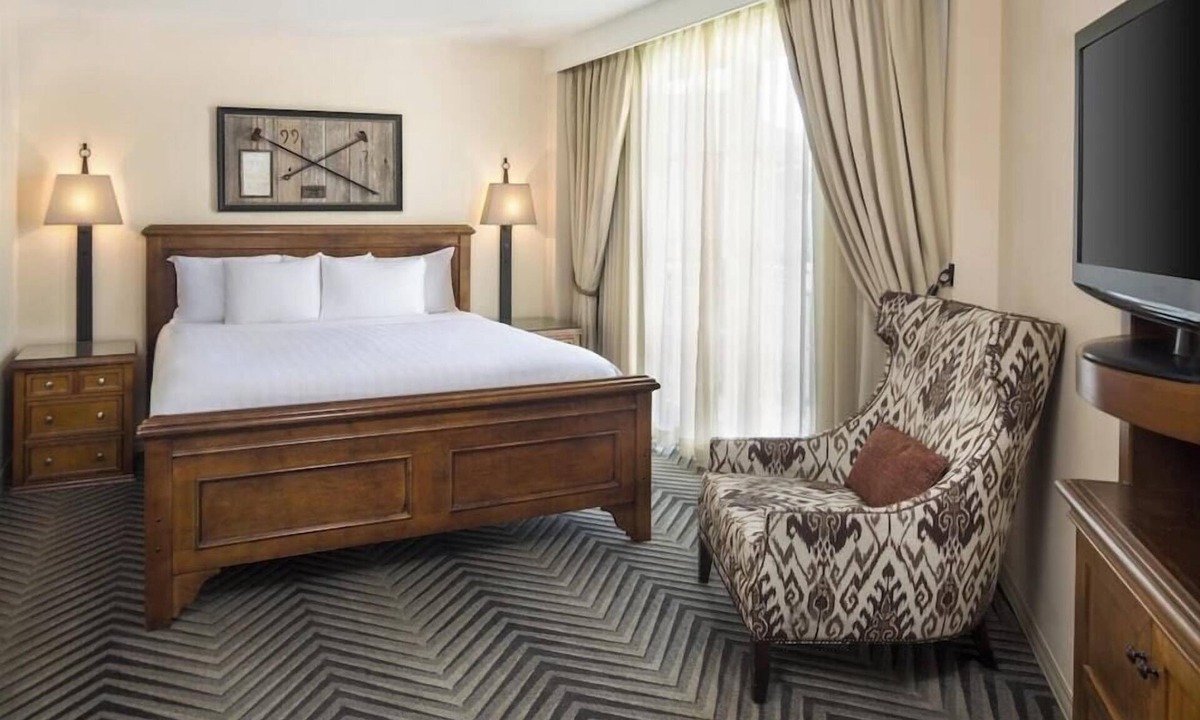 West San Antonio Hotel | 1-Bedroom Suite at a 4⭐️ Hotel