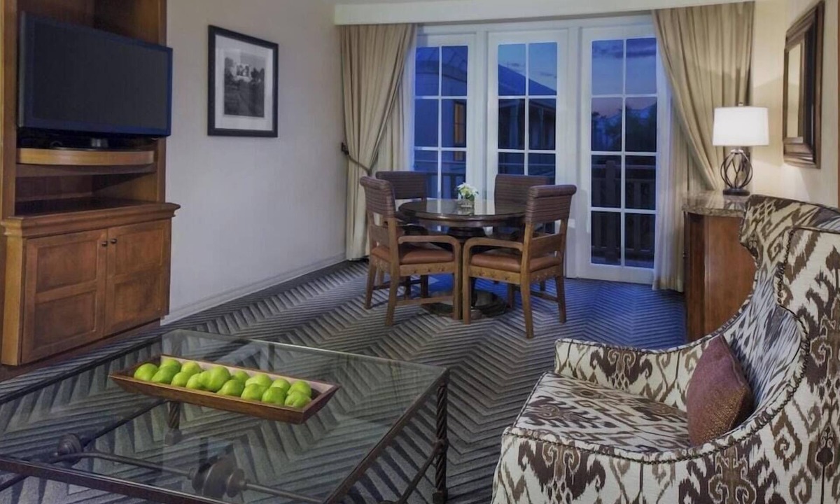 West San Antonio Hotel | 1-Bedroom Suite at a 4⭐️ Hotel