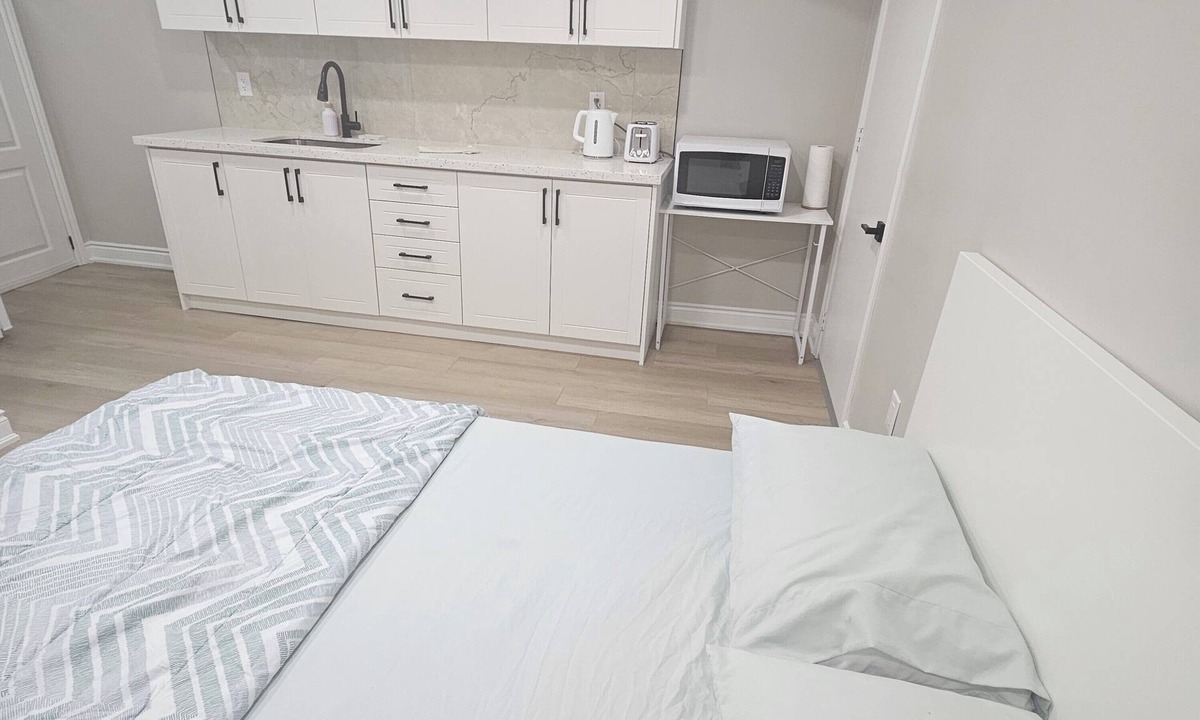 Milton Apartment | 1 Bedroom Suite + Kitchenette