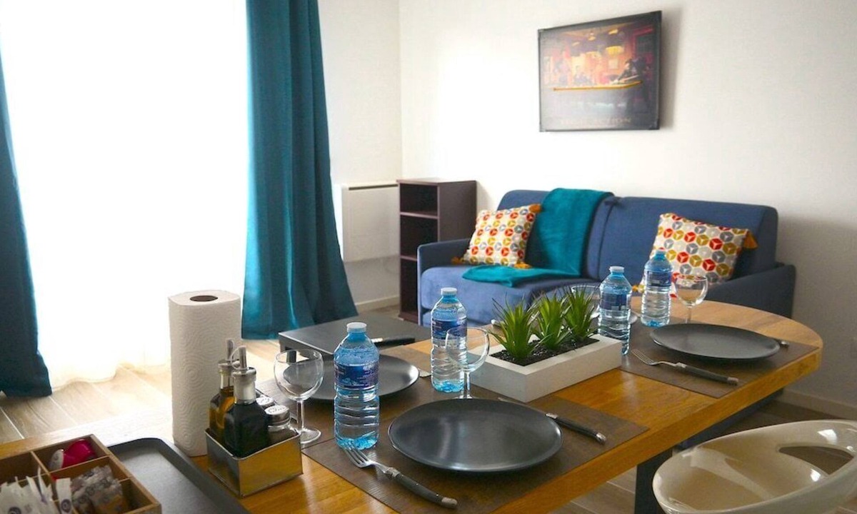 Le Blanc-Mesnil Apartment | 1 Bedroom unit with balcony in front of Le Bourget Airport