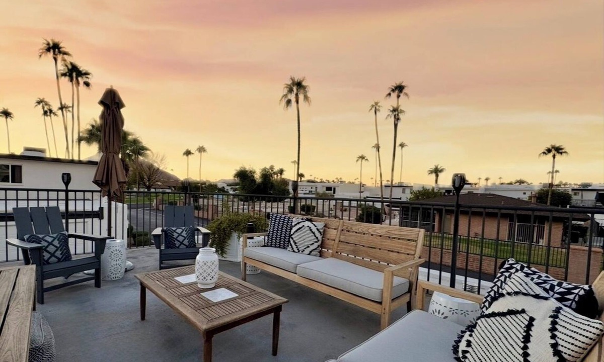 South Scottsdale House | 1 Block to OldTown! Trendy SW Vibes 2bdrm+Loft, Private Rooftop & Iconic Murals!