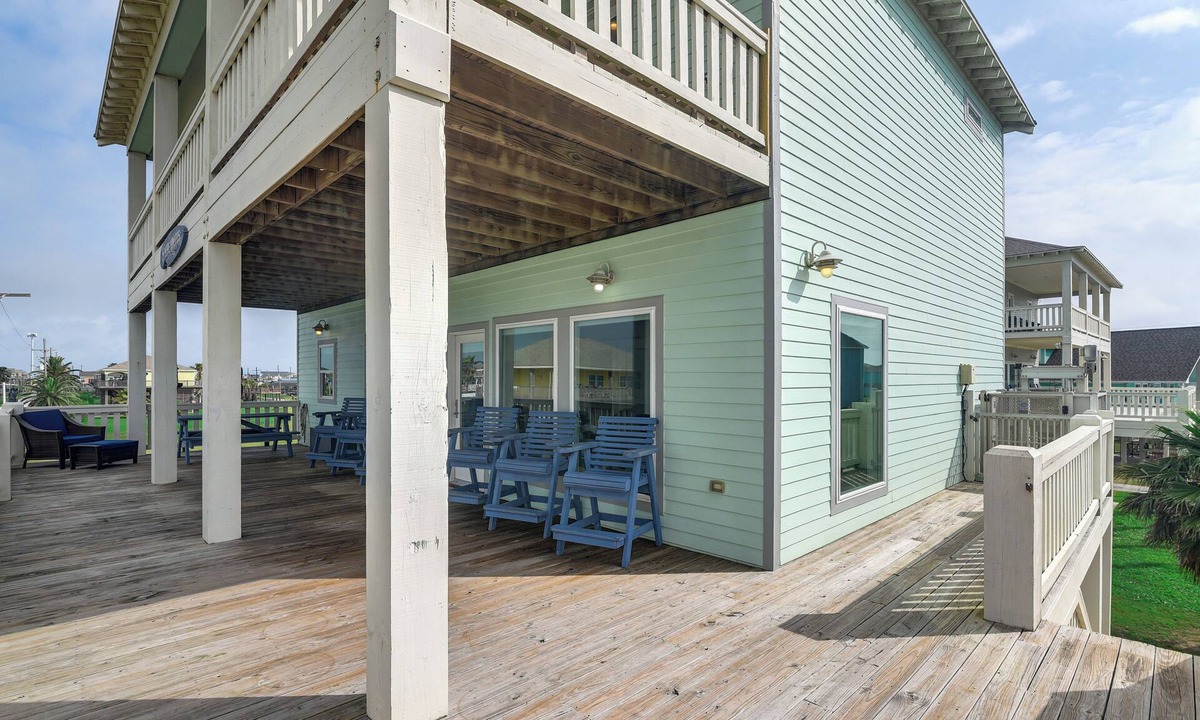 Crystal Beach Cottage | 1 Block to Shore: Crystal Beach Gem, Deck & Views