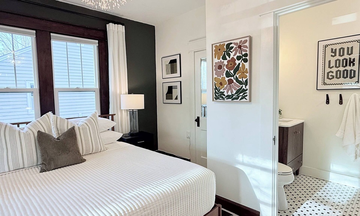 Bloomington House | 🔴⚪️ 1 Block to Tailgate Fields 🔴⚪️ Hot Tub Fire Pit - Private Yard - Grill