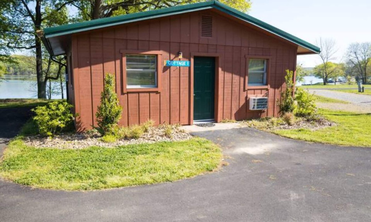 Cadiz Cottage | 1 BR 1 Bath Lakeside Cottage Retreat