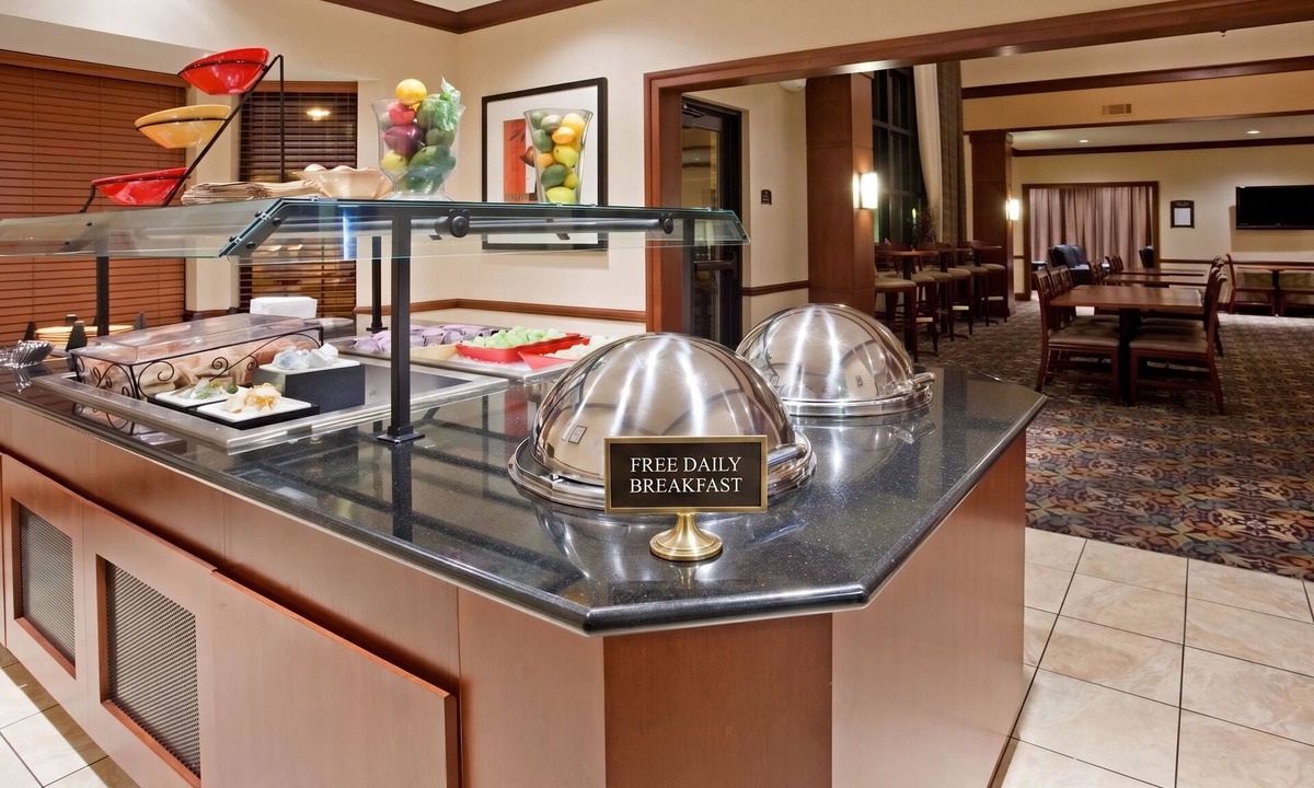 Oconomowoc Apartment | 1-BR Suite With Two Double Beds & Full Kitchen