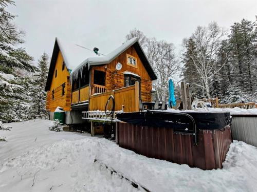 Riviere-Rouge Ski Chalet | 1- Chalet en bois rond Bouleau