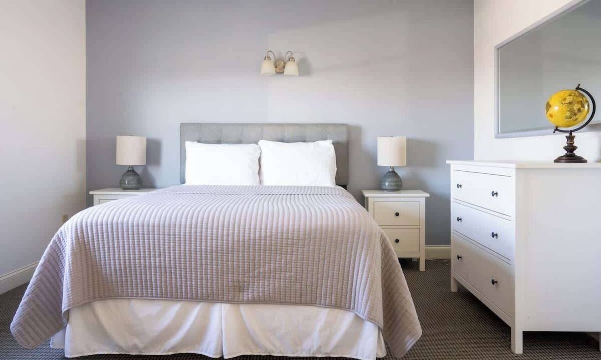 Middletown Hotel | #1 | Comfy Room w/Queen-bed