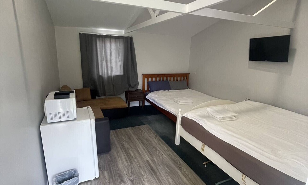 Rotorua Ski Chalet | 1 Double and 1 single Bed unit B