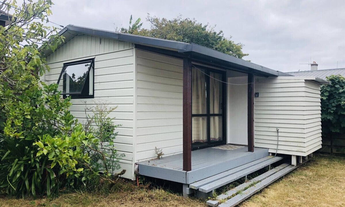 Epsom Ski Chalet | 1 double and 1 sofa bed Garden Chalet