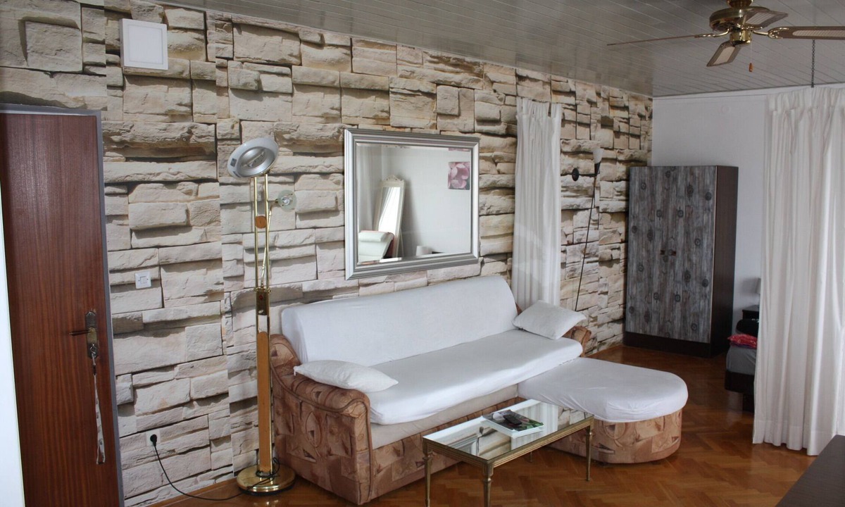 Seget Donji House | 1. Floor 2- room apartment, 2x bathroom, 2x air conditioning, balcony, sea view