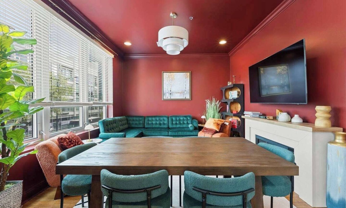 Near West Side Apartment | 1 Free Parking, Gym, Balcony, Sleeps 10