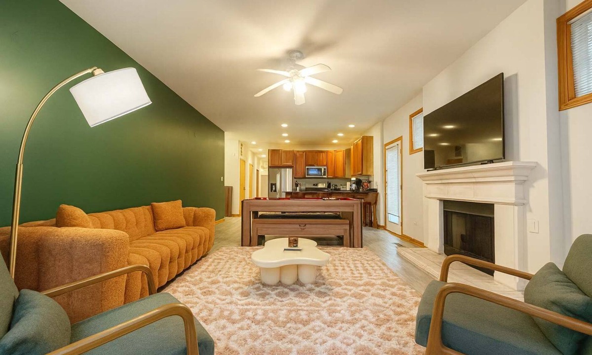 Wicker Park Apartment | 1 Free Parking, Sleeps 10