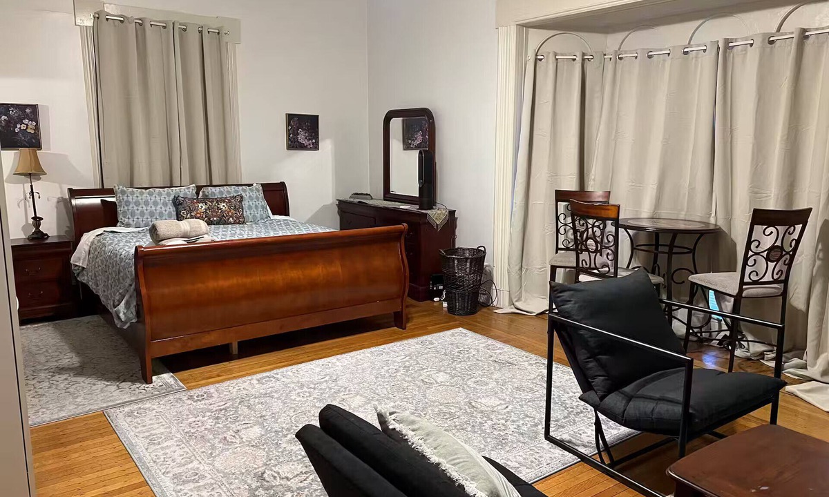 North Brookline Apartment | 1 FREE parking spot - Coolidge Corner-Close to T