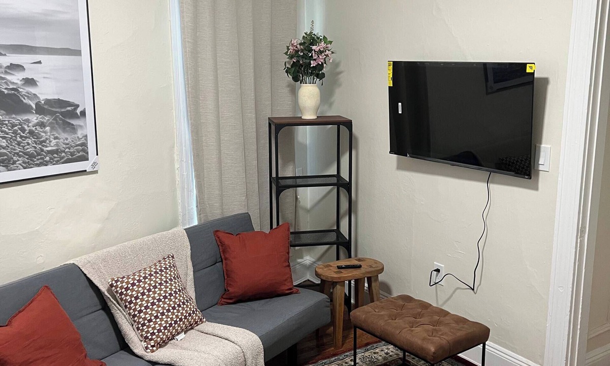 North Brookline Apartment | 1 FREE parking spot, Coolidge Corner 1 bed