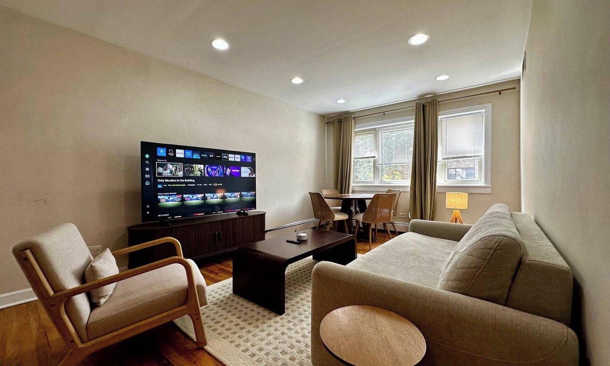 Lake View East Apartment | 1 GB Wi-Fi, 1 Reserved Parking Space, Sleeps 4