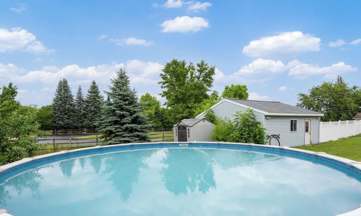 Holland House | 1 Happy Acre Summary: