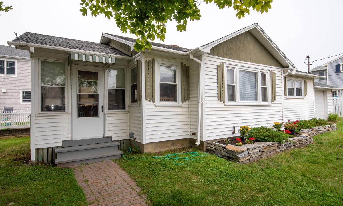 Wells Beach Cottage | 1 July week, 1 Aug week just opened! Steps to the beach, 1 dog welcome!