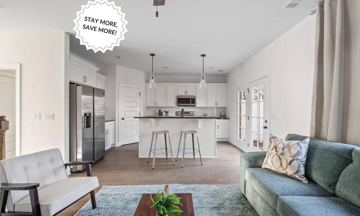 Lakewood Apartment | 1 King 1 Queen 2 Double Garage Washer Dryer