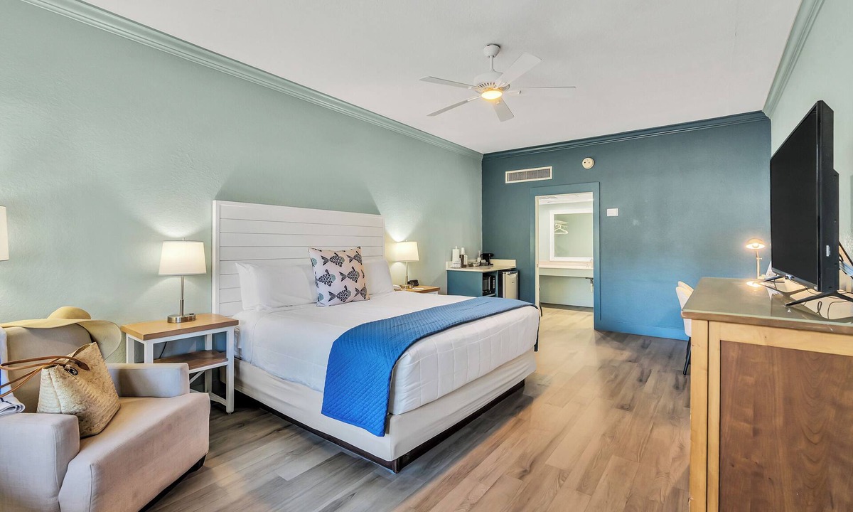 Crystal Beach Hotel | 1 King Bed at Pet Friendly Hotel!