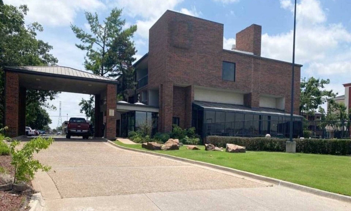 Central Oklahoma City Apartment | 1 King Bed | Mob Acc RI Shwr Nsmk Micfridg