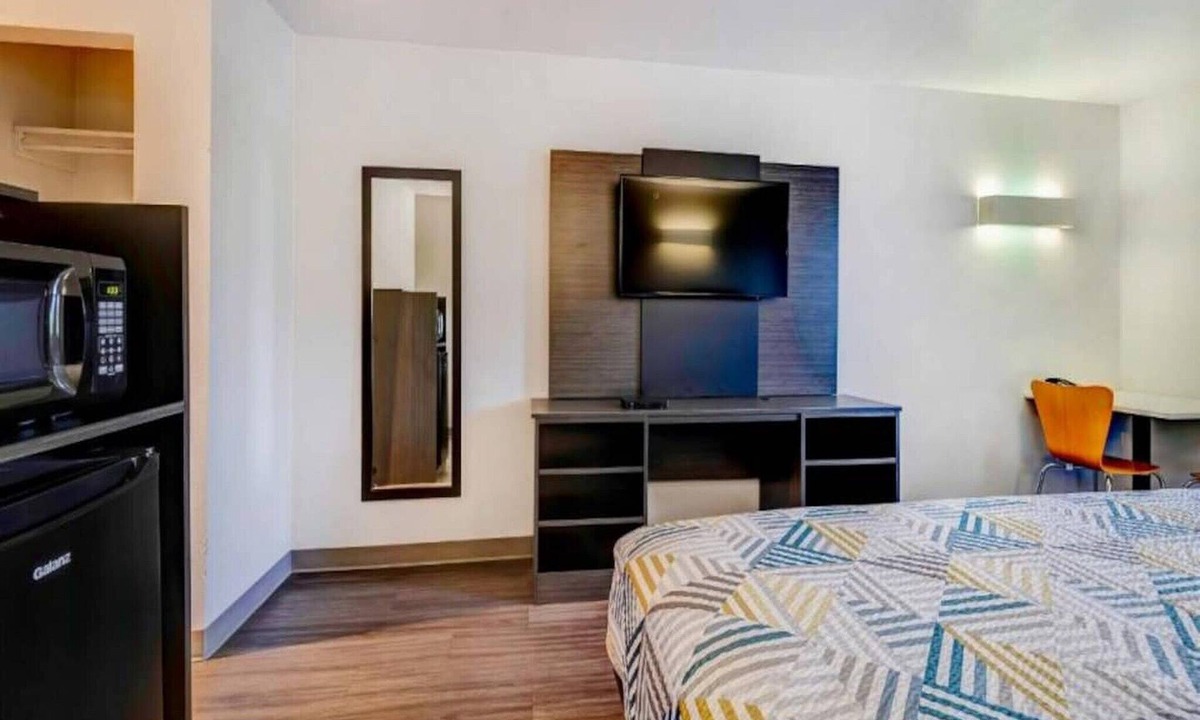 Balch Springs Apartment | 1 King Bed | Non-Smoking