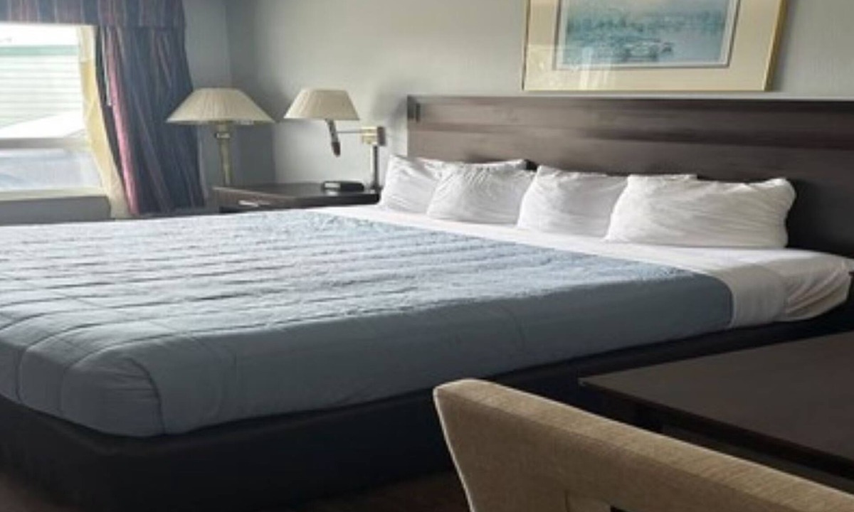 Ocean Shores Hotel | 1 King Bed Non-Smoking