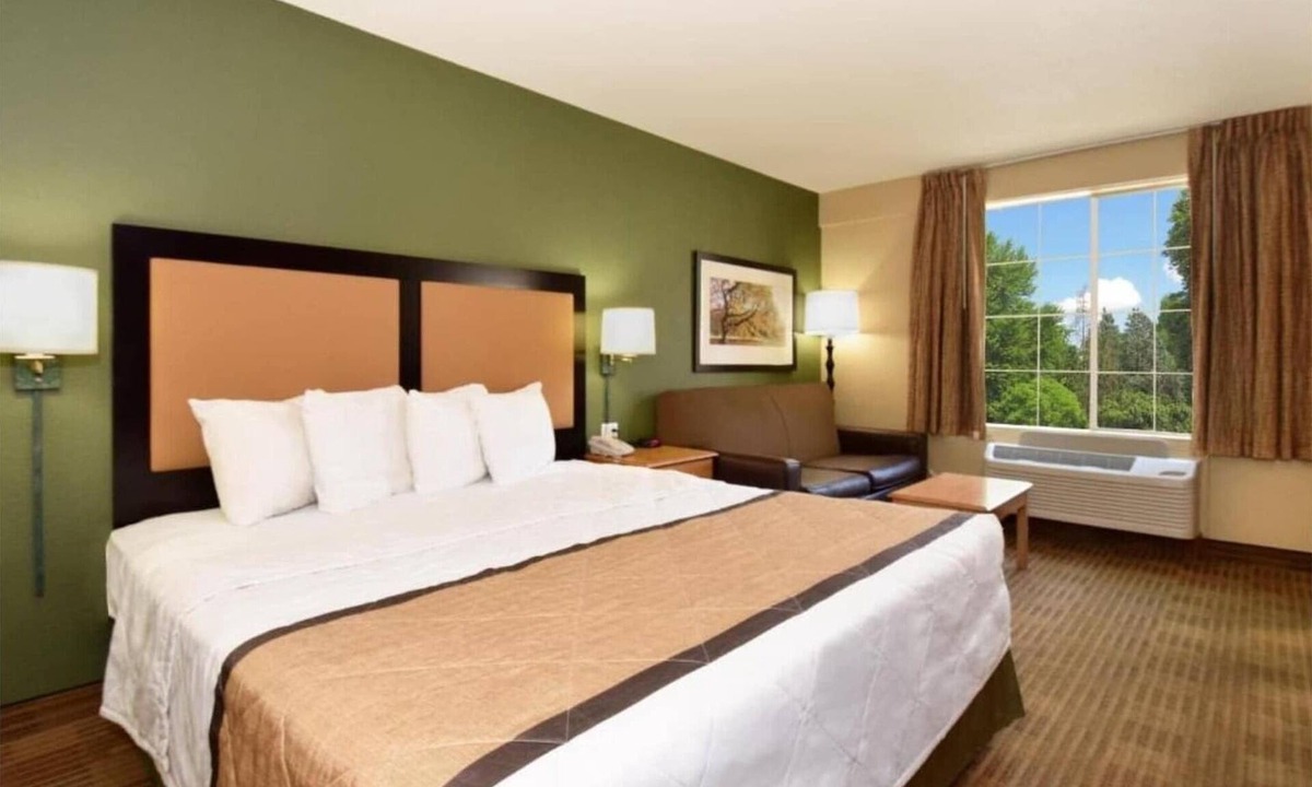 Germantown Apartment | 1 King Bed | Non-Smoking, Kitchen, Shower