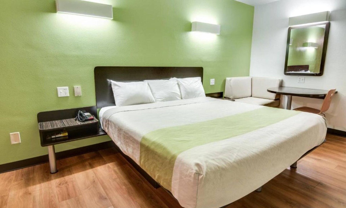 Longview Apartment | 1 King Bed | Smoking, Micfridge