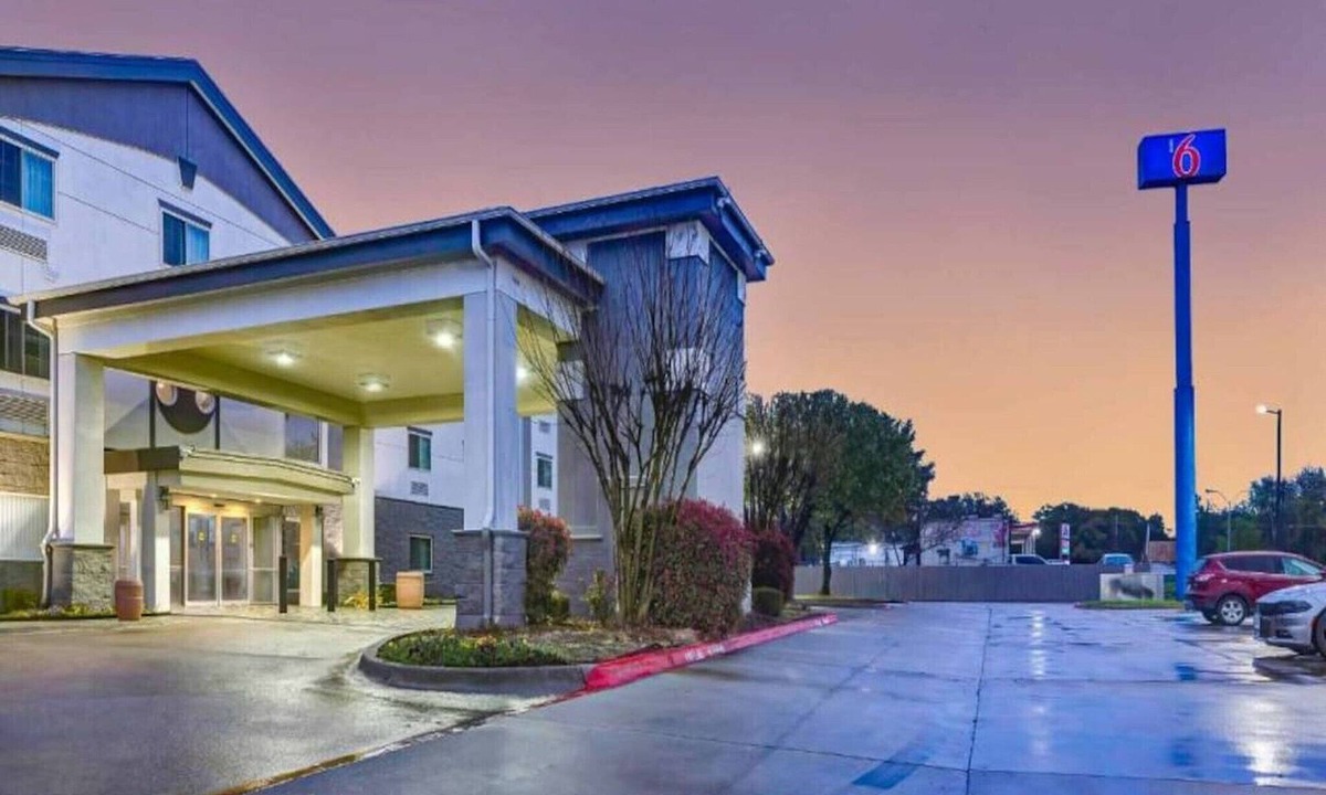 Balch Springs Apartment | 1 King Bed | Suite, Non-Smoking, Hot Tub