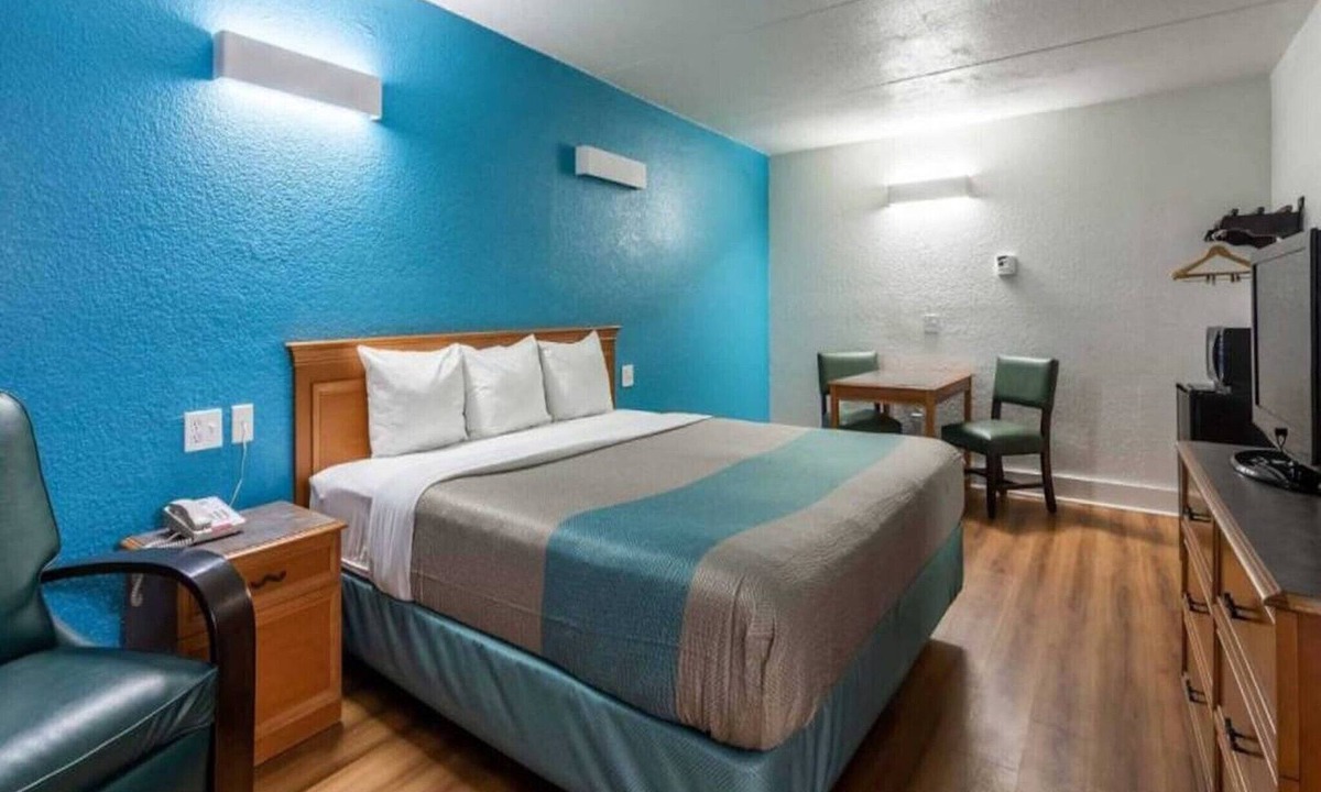 North Little Rock Apartment | 1 King|Mob Acc Tub|Smk|MicFrdg