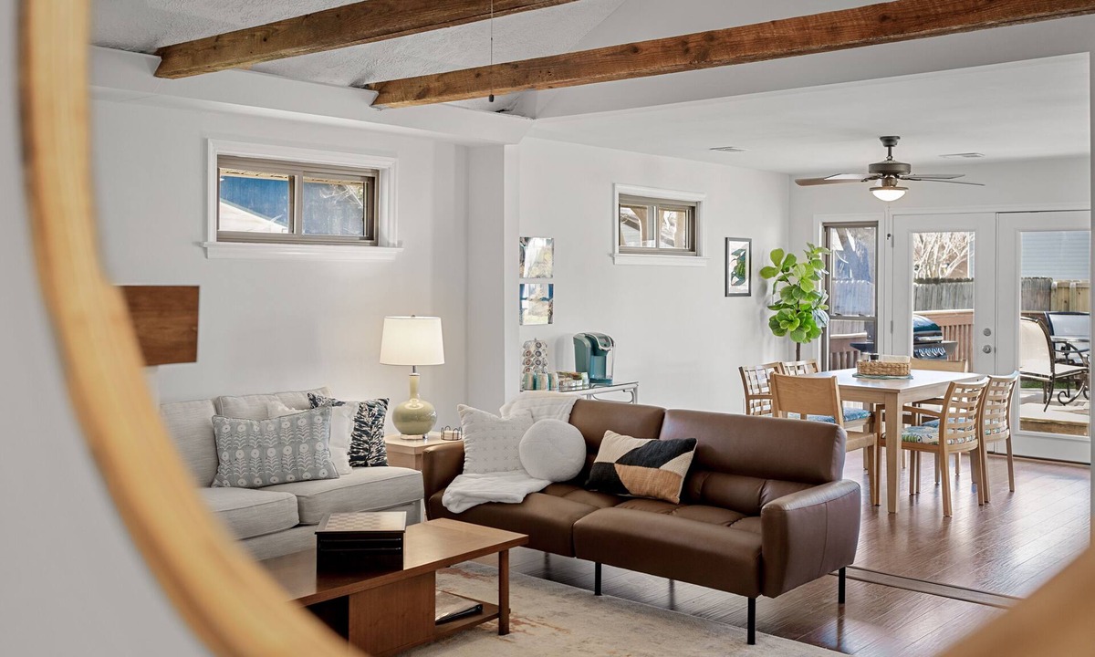 Issue House | 1 m. to Beaches & Town, Grill, Deck, Outdoor Seating