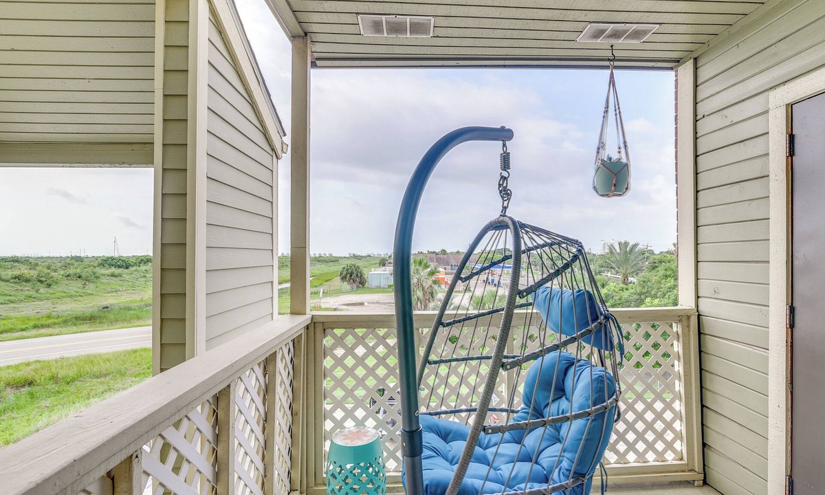 Galveston Apartment | 1 Mi to Beach! East End Galveston Condo w/Pool