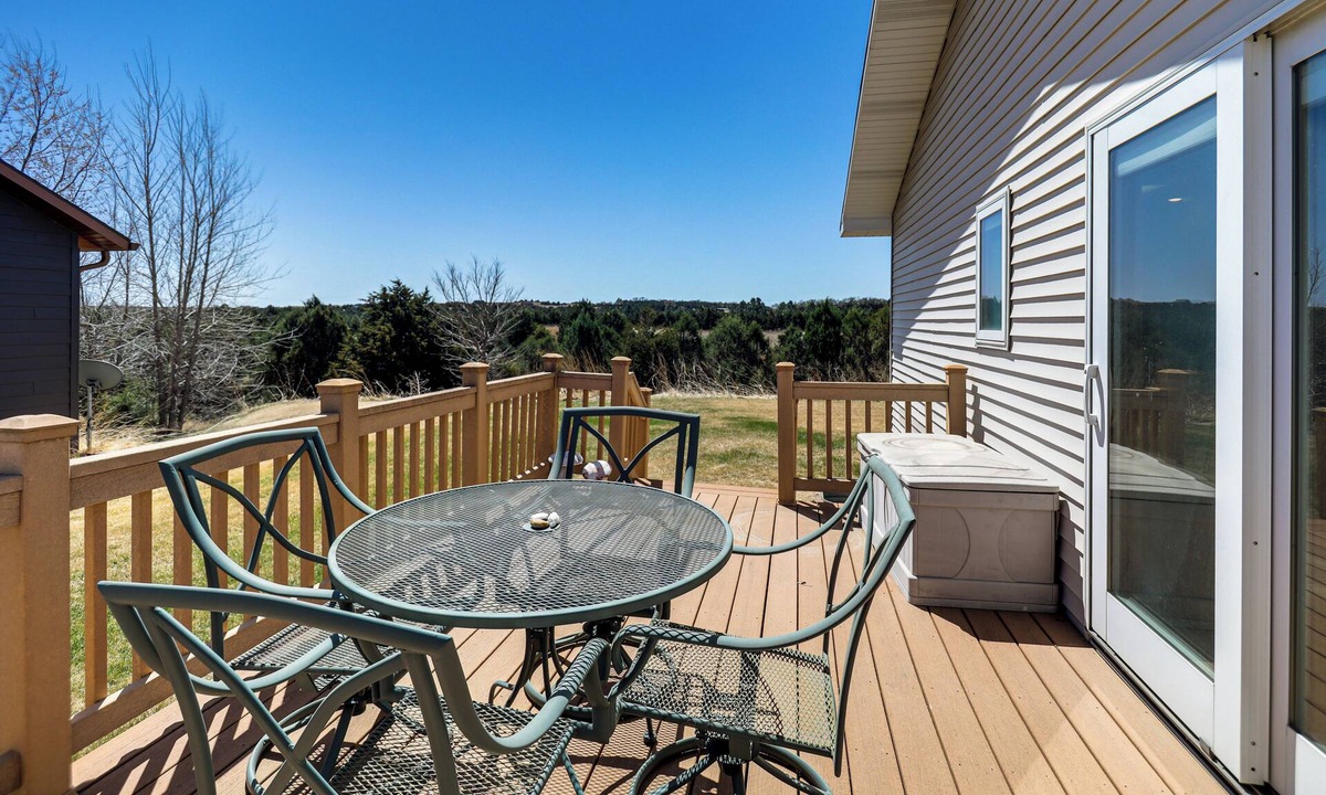 Loup County House | < 1 Mi to Calamus Lake! Group Adventure Base